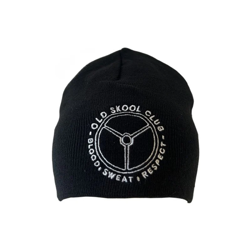 Beanie met Geborduurd Old Skool Club Logo – Trucker Beanie Zwart